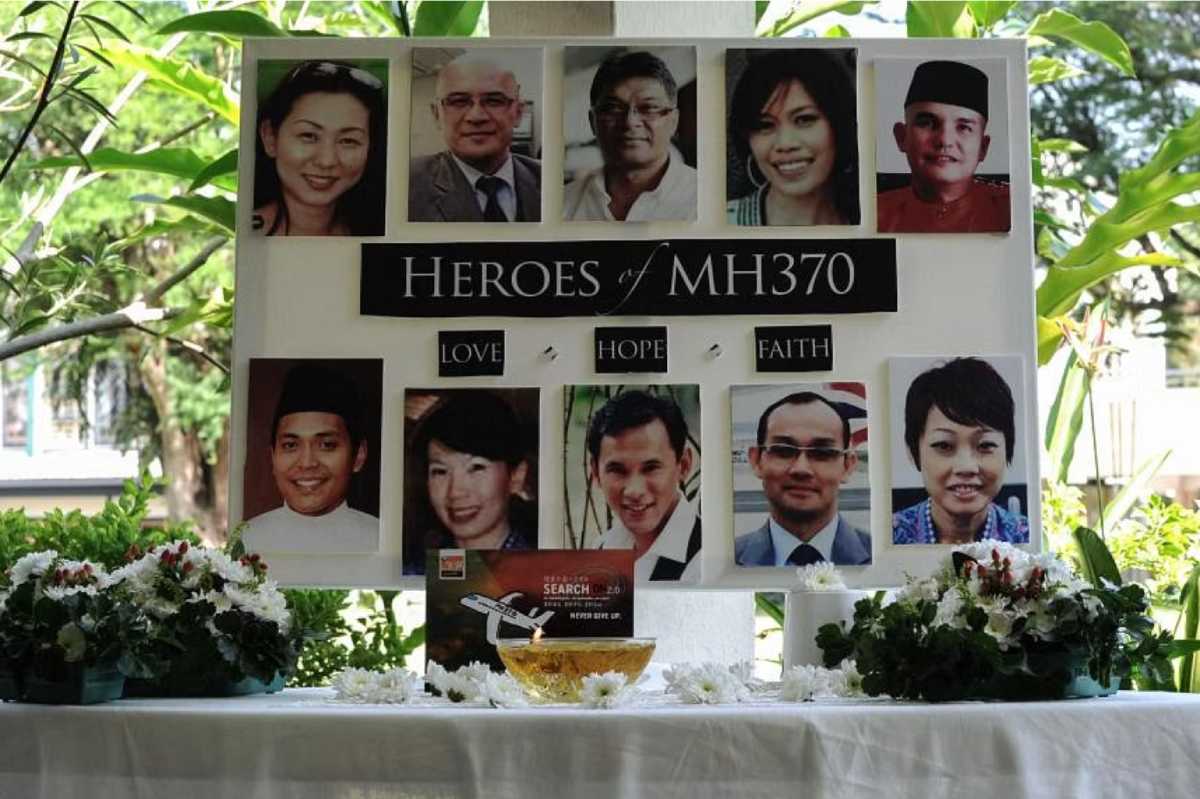 Tấm áp phích có ảnh phi hành đoàn trên chuyến bay MH370 của Malaysia Airlines tại một trường học ở Petaling Jaya, Malaysia, ngày 8.3.2016. Ảnh: AFP
