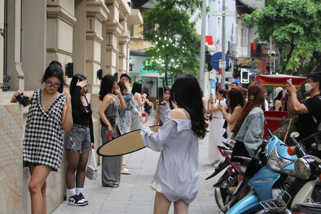 Bạn Vũ Thị Hiền (quận Hoàng Mai, Hà Nội) chia sẻ: “Bức tường này được lan truyền trên mạng xã hội là có phong cách giống với Thượng Hải hoặc châu u. Tôi rất thích phong cách này nên tranh thủ đến chụp ảnh với bạn bè”.