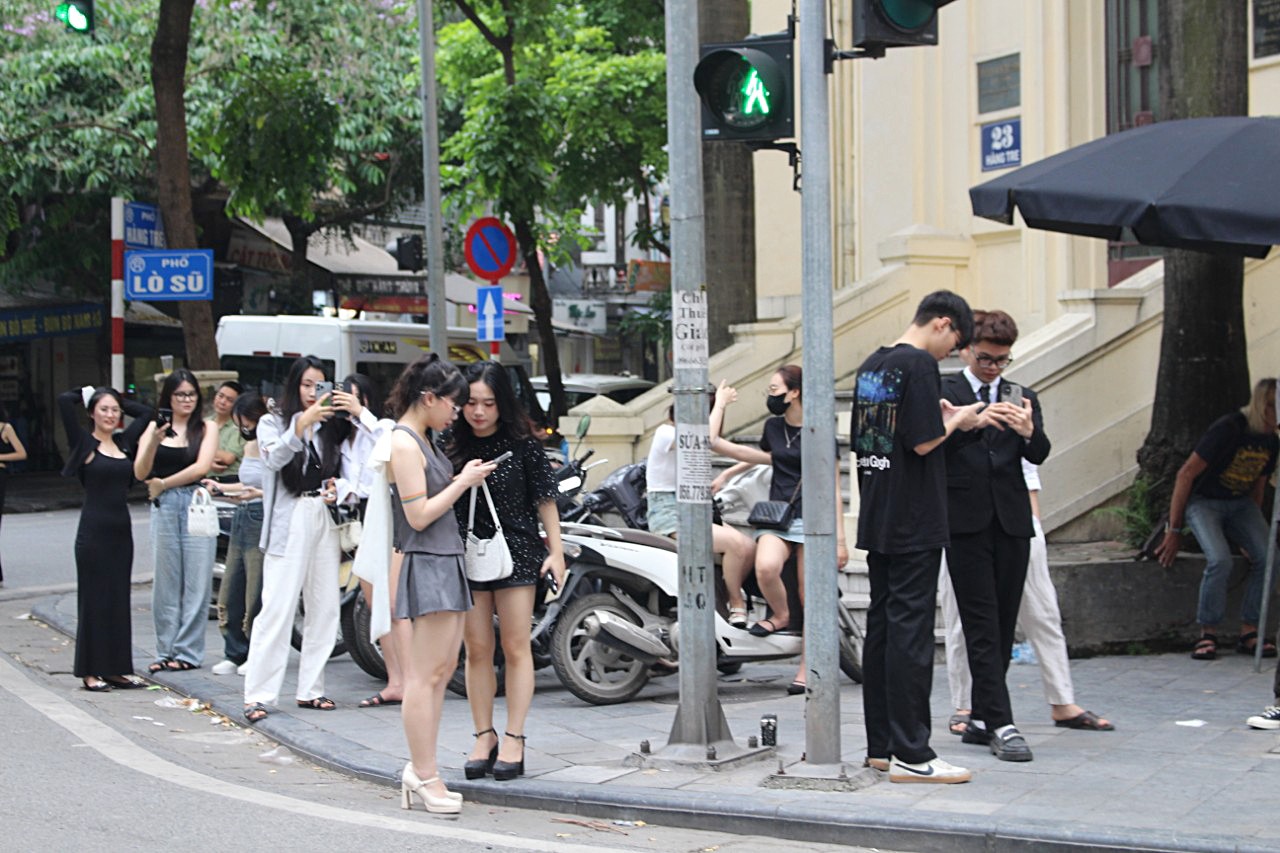 Được truyền tai nhau là mang phong cách Thượng Hải, châu u, do đó số lượng khách kéo đến ngày một đông. Có nhiều bạn trẻ phải đứng chờ bên đường để đợi có chỗ trống cho mình chụp ảnh.