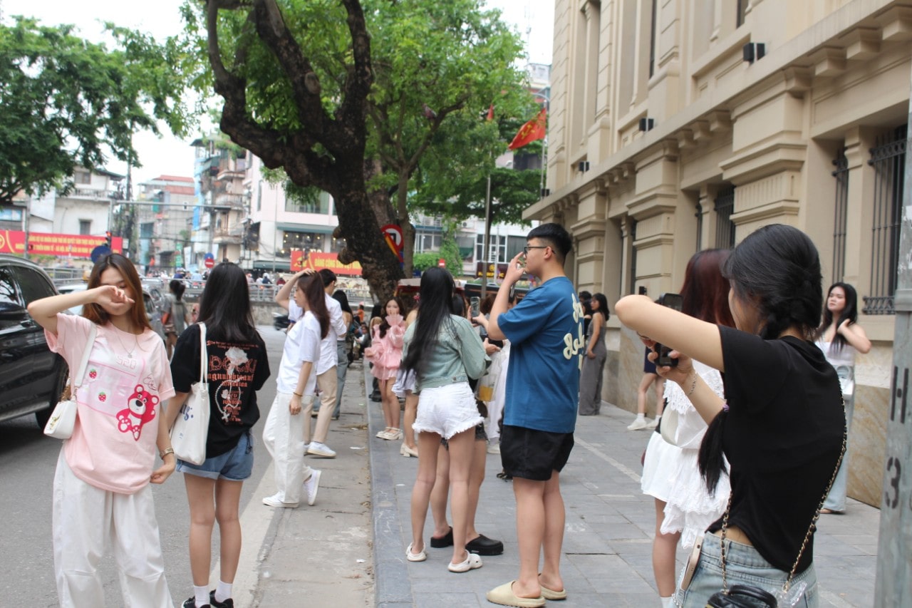 Càng gần về chiều tối, bức tường vàng càng hấp dẫn thêm nhiều người ghé thăm. Không chỉ ban ngày, đến khoảng trước 9 giờ tối, bức tường vẫn có đông bạn trẻ bởi buổi tối bức tường có hệ thống đèn chiếu sáng.