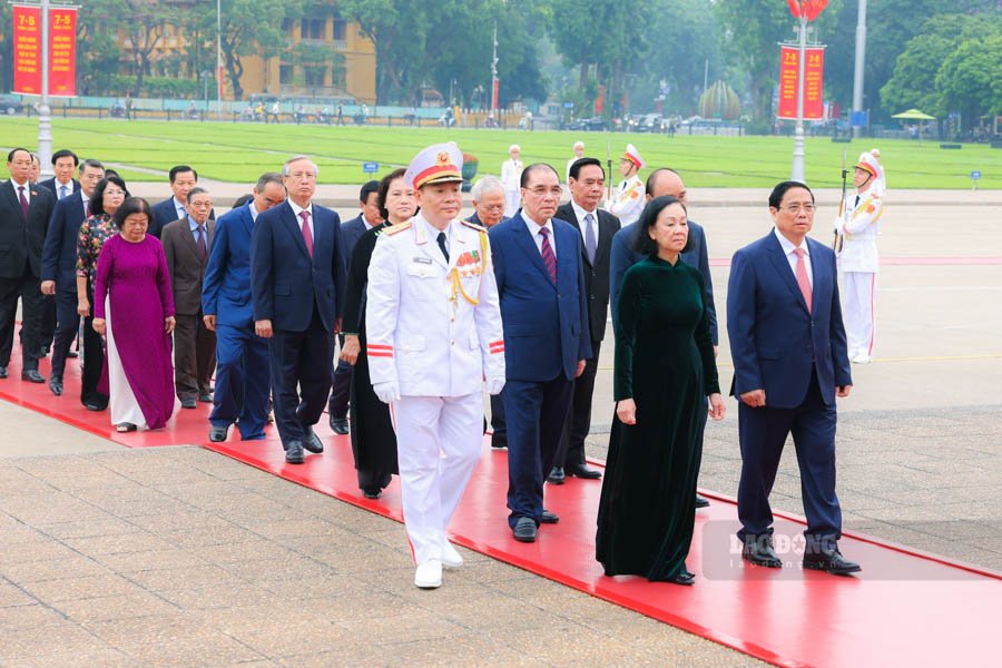Đoàn đại biểu lãnh đạo, nguyên lãnh đạo Đảng, Nhà nước vào Lăng viếng Chủ tịch Hồ Chí Minh. Ảnh: Hải Nguyễn
