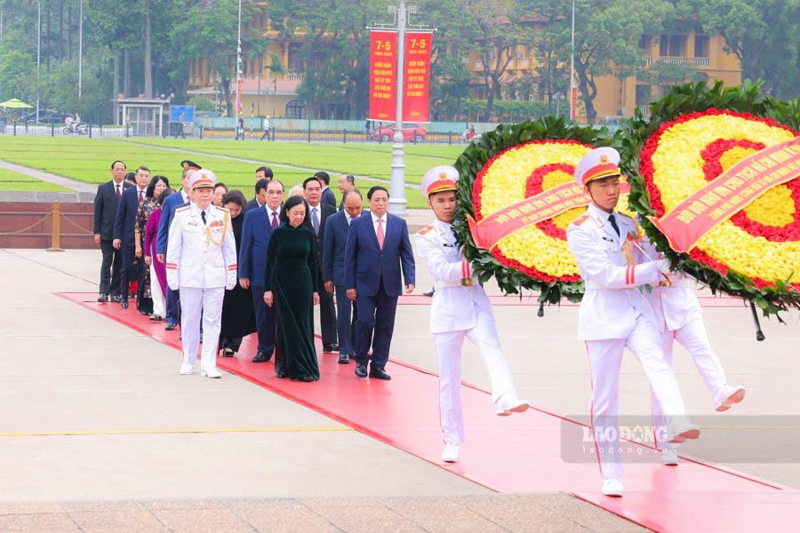Vòng hoa của Đoàn mang dòng chữ: “Đời đời nhớ ơn Chủ tịch Hồ Chí Minh vĩ đại“. Ảnh: Hải Nguyễn