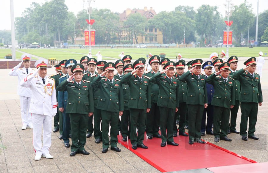 Đoàn đại biểu Quân ủy Trung ương - Bộ Quốc phòng vào Lăng viếng Chủ tịch Hồ Chí Minh. Ảnh: Hải Nguyễn