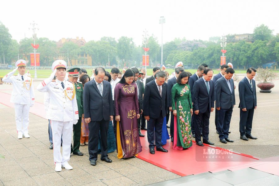 Đoàn đại biểu Thành ủy, HĐND, UBND TP Hà Nội vào Lăng viếng Chủ tịch Hồ Chí Minh. Ảnh: Hải Nguyễn