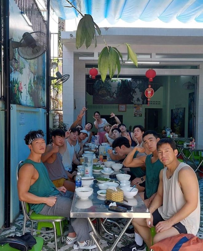 Thưởng thức một bữa cơm bình dân tại Nha Trang. Ảnh: Instagram nhân vật
