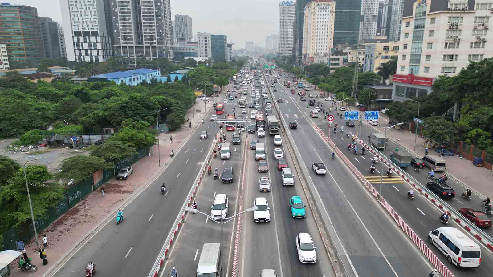 Với phương án này, cầu vượt Mai Dịch cũ chỉ dành cho ô tô đi trên vành đai 3 trên cao, cấm tất cả phương tiện khác bao gồm xe máy và xe thô sơ.   