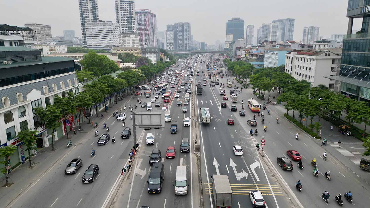 Di chuyển từ đường Phạm Hùng qua nút giao Với ô tô đi từ đường vành đai 3 trên cao, các phương tiện đi hướng Phạm Hùng đến cầu Thăng Long sẽ đi thẳng qua cầu vượt Mai Dịch cũ (trục đường cao tốc); đi Phạm Văn Đồng sẽ qua đơn nguyên cầu mới; đi Xuân Thủy hoặc Hồ Tùng Mậu sẽ xuống đường Phạm Hùng đi theo chỉ dẫn vạch sơn, biển báo. Nếu di chuyển từ đường Phạm Hùng, ô tô đi cầu Thăng Long sẽ đi lên cầu vượt mới hoặc đi thẳng qua nút giao Mai Dịch để đi vào đường cao tốc; nếu đi Phạm Văn Đồng thì di chuyển qua đơn nguyên cầu mới hoặc thẳng qua nút giao. 