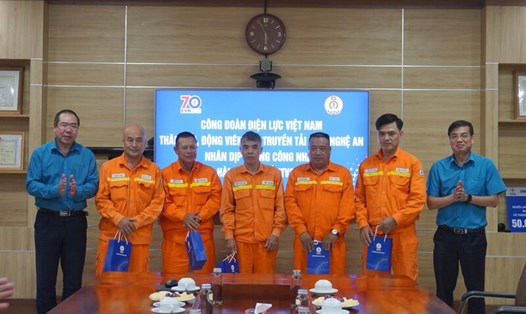 Lãnh đạo Công đoàn Điện lực Việt Nam trao tiền hỗ trợ cho 5 đoàn viên có hoàn cảnh khó khăn thuộc Truyền tải điện Nghệ An. Ảnh Thành Vinh
