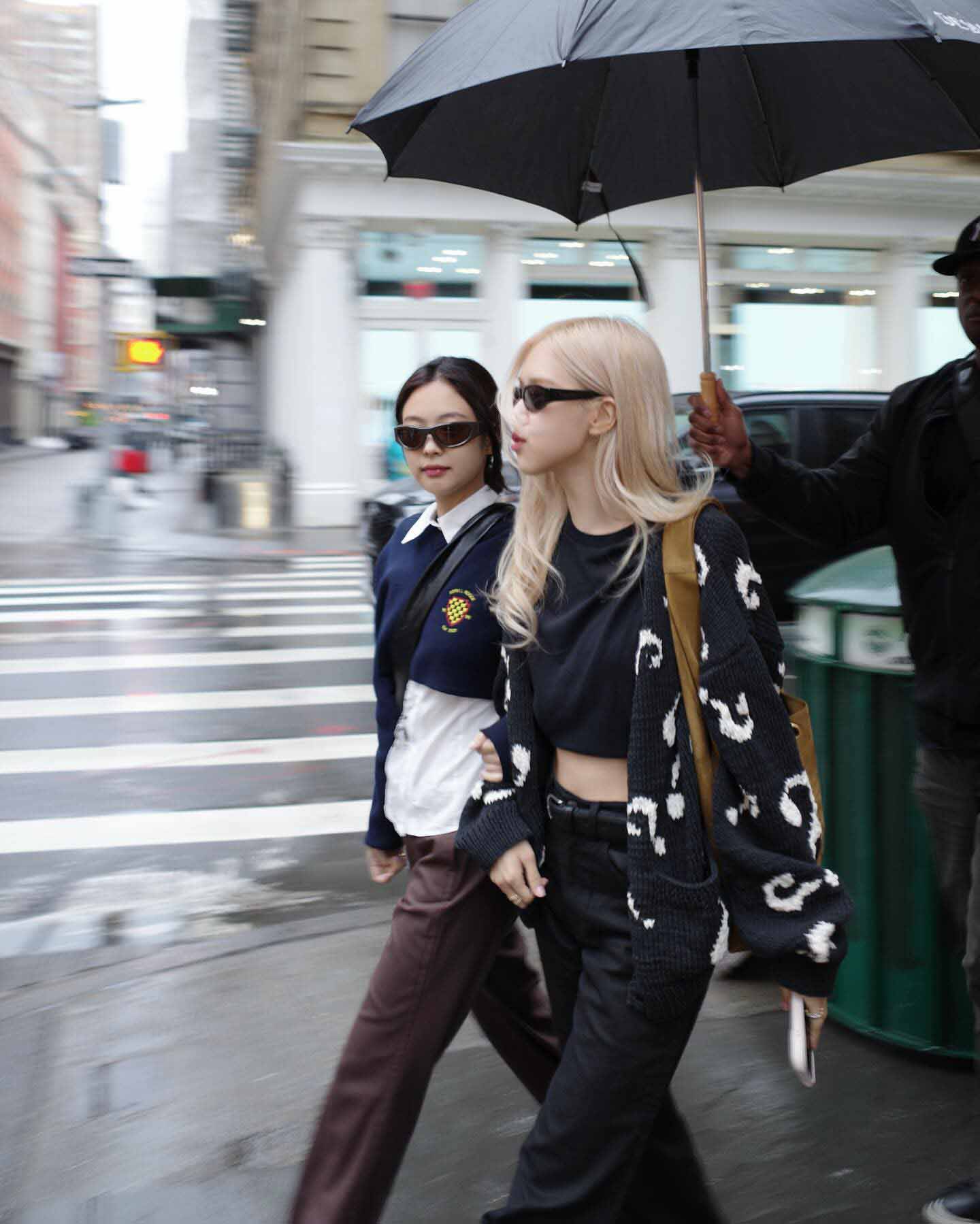 Recently, Rosé unexpectedly shared a moment of walking with Jennie in New York (USA). The surprising reunion of the two Blackpink members delighted fans. Photo: Character Instagram.