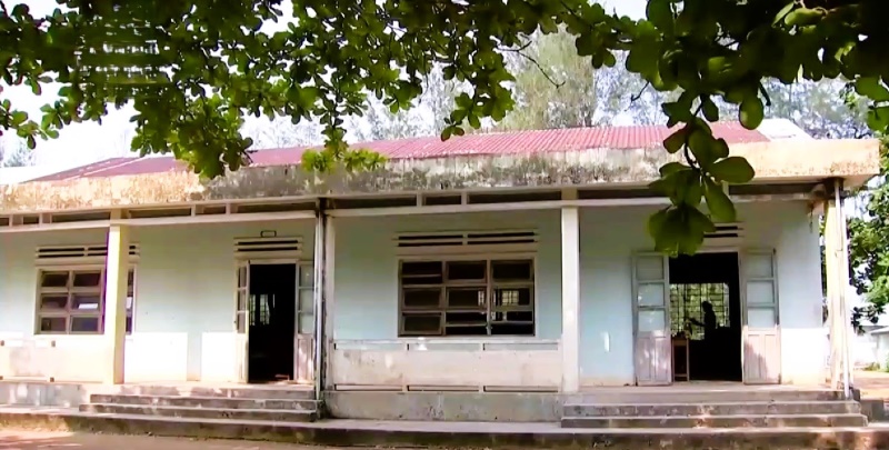 Hơn 500 học sinh của trường THPT Trần Đại Nghĩa đang học tạm trong cơ sở cũ kỹ, xây dựng từ 24 năm trước, đã xuống cấp trầm trọng. Ảnh Nguyễn Hoàng  