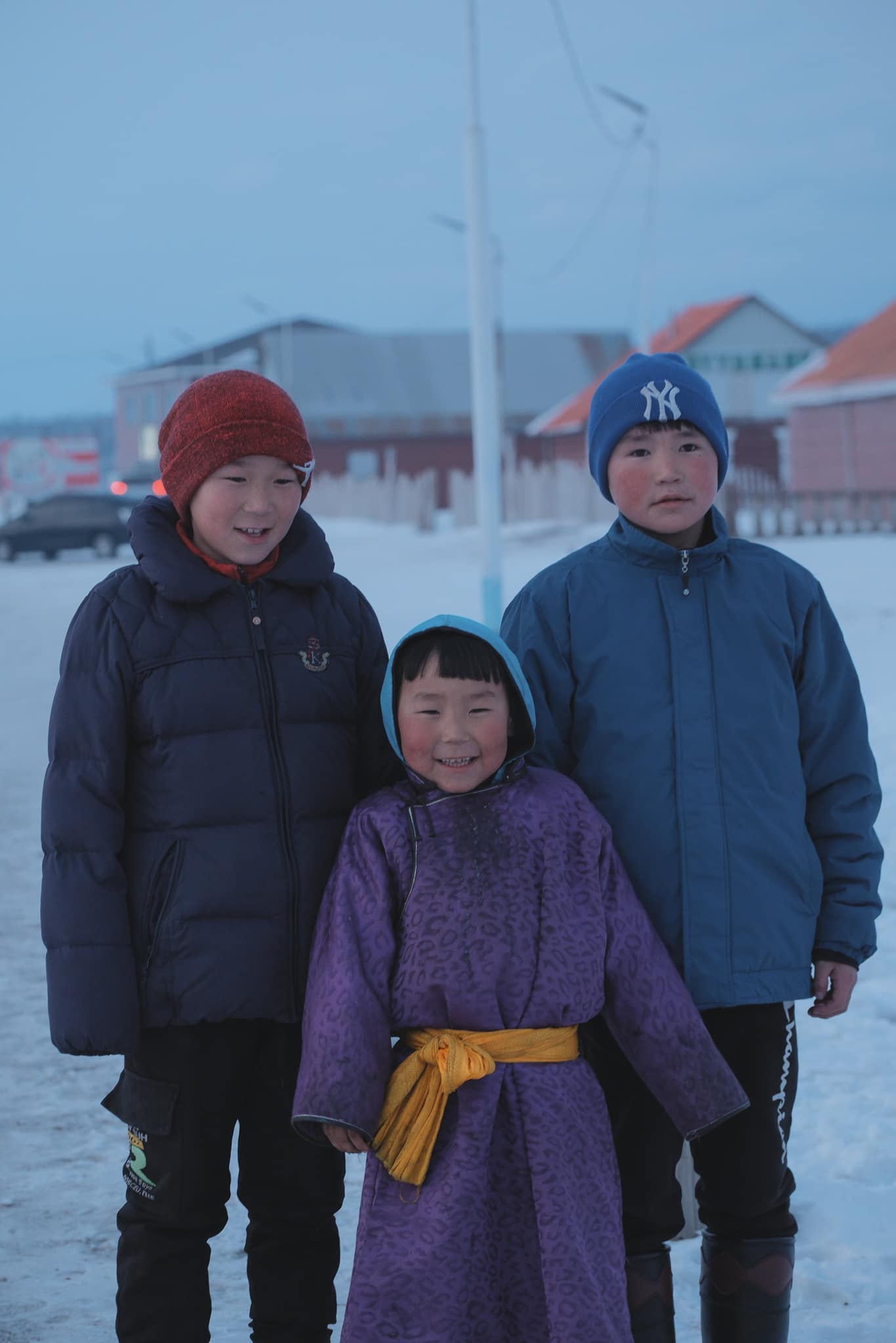 Những đứa trẻ mà Sơn Tùng gặp trong chuyến đi tới Mông Cổ. Ảnh: NVCC