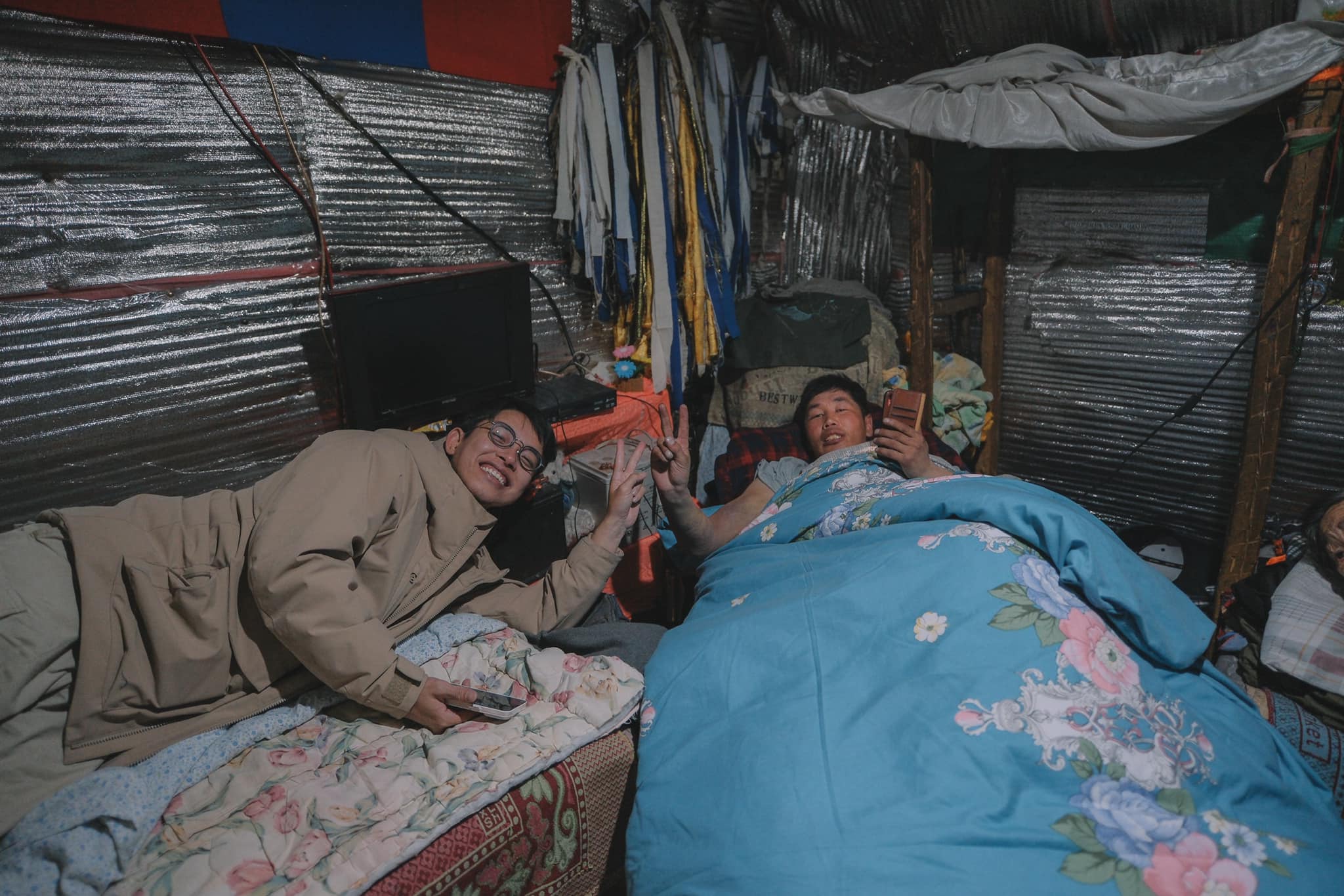 Người dân ở đây sống trong những căn teepee, một dạng lều tam giác, nhìn có vẻ đơn giản nhưng rất ấm khi vào trong. Ảnh: NVCC