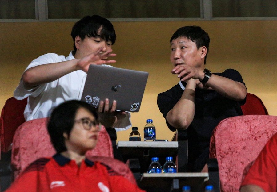Huấn luyện viên Kim Sang-sik dự khán trận Thể Công Viettel và Hoàng Anh Gia Lai hôm qua (5.5). Ảnh: Minh Phong