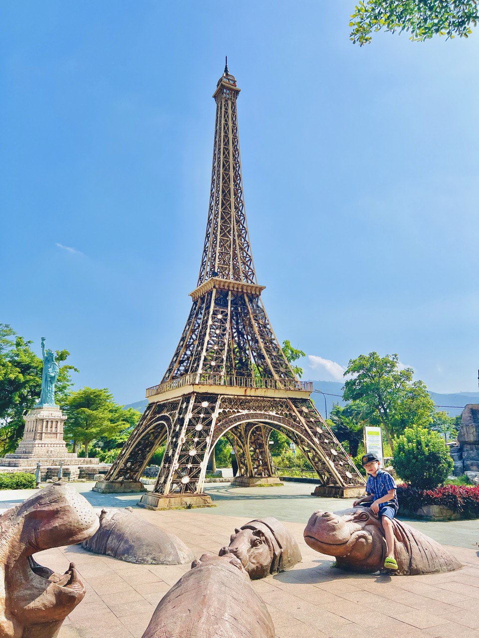 Tòa tháp Eiffel huyền thoại nổi bần bật giữa nền trời xanh.