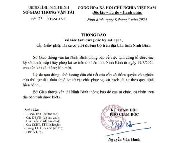 Văn bản thông báo tạm dừng sát hạch, cấp giấy phép lái xe cơ giới đường bộ của Sở GTVT tỉnh Ninh Nình. Ảnh: Nguyễn Trường