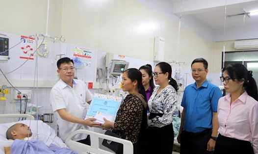 Công đoàn thăm hỏi, trao quà động viên công nhân bị TNLĐ đang điều trị tại bệnh viện. Ảnh: CĐ TKV
