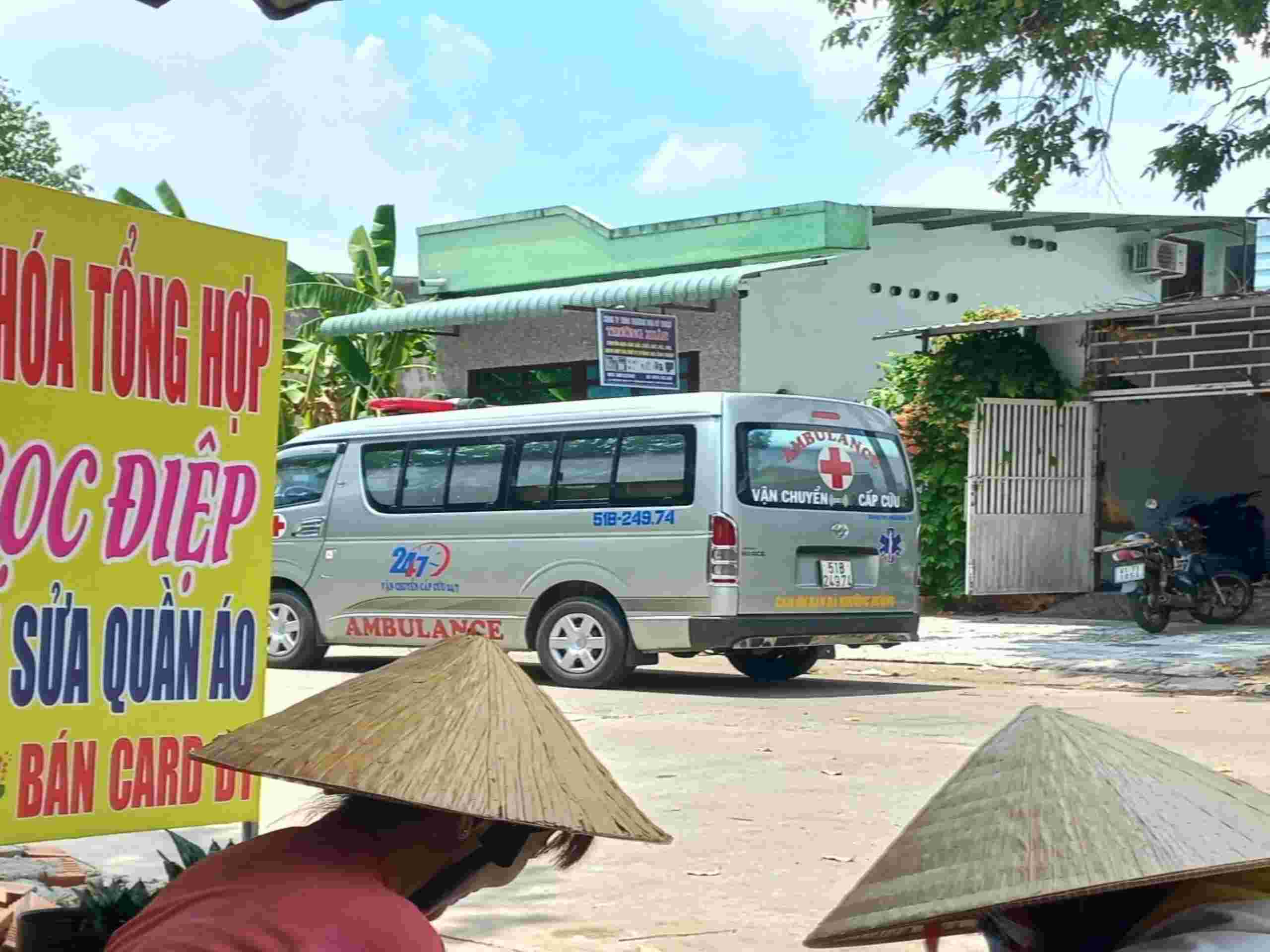 Xe cấp cứu ở gần hiện trường vụ người phụ nữ tử vong, người chồng bị bỏng nặng. Ảnh: Đình Trọng