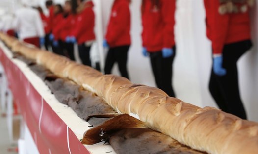 Chiếc bánh mì baguette dài nhất thế giới do các thợ làm bánh người Pháp nướng. Ảnh: Chụp màn hình