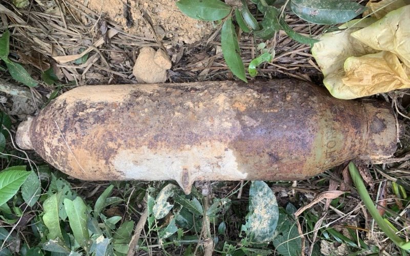 Quả bom 50kg được người dân Quảng Nam phát hiện dưới suối. Ảnh UBND xã Trà Cót