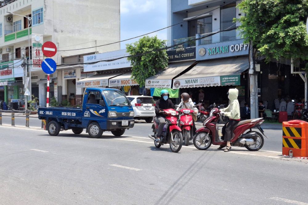 Khoảng giãn mở vẫn còn quá hẹp khiến việc ô tô quay đầu xe chưa được đảm bảo. Ảnh: Tạ Quang