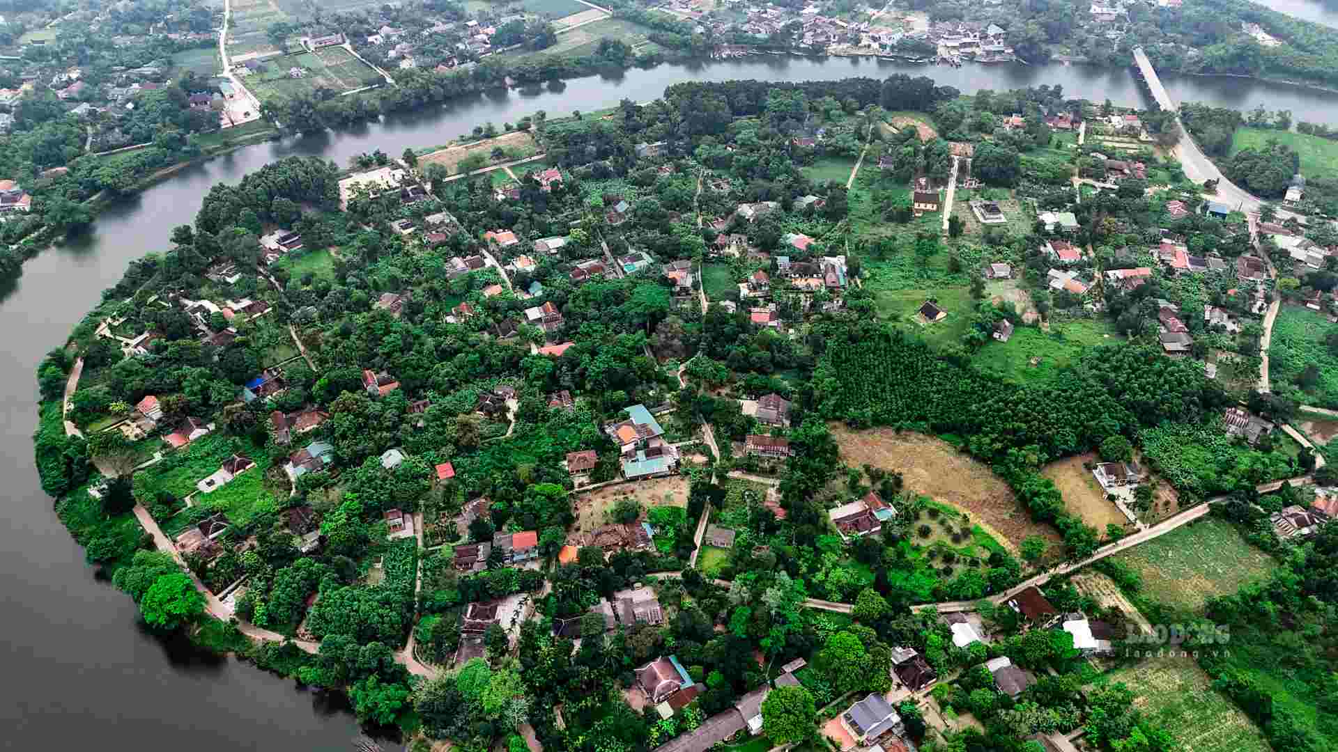 Nằm cách Kinh thành Huế khoảng 41km về phía Tây Bắc, làng Phước Tích là một ngôi làng cổ có niên đại hơn 500 năm tuổi, thuộc xã Phong Hòa (huyện Phong Điền, Thừa Thiên Huế).