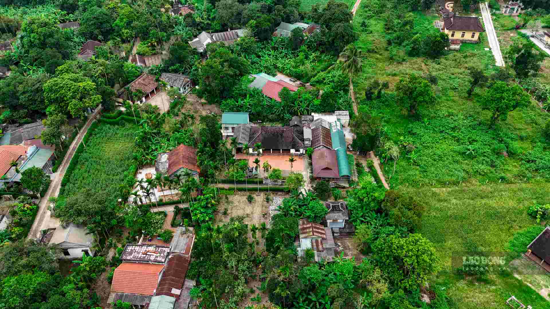 Ngôi làng tọa lạc trên một vùng đất cao ráo được gọi là xứ cồn Dương và bao bọc bởi một khúc quanh trong xanh, mềm mại của dòng Ô Lâu. Khi nhìn từ trên cao, làng cổ như một chiếc túi rút đựng tiền, chỉ có một mặt Bắc - Đông Bắc giáp làng chạm khắc Mỹ Xuyên nổi tiếng.