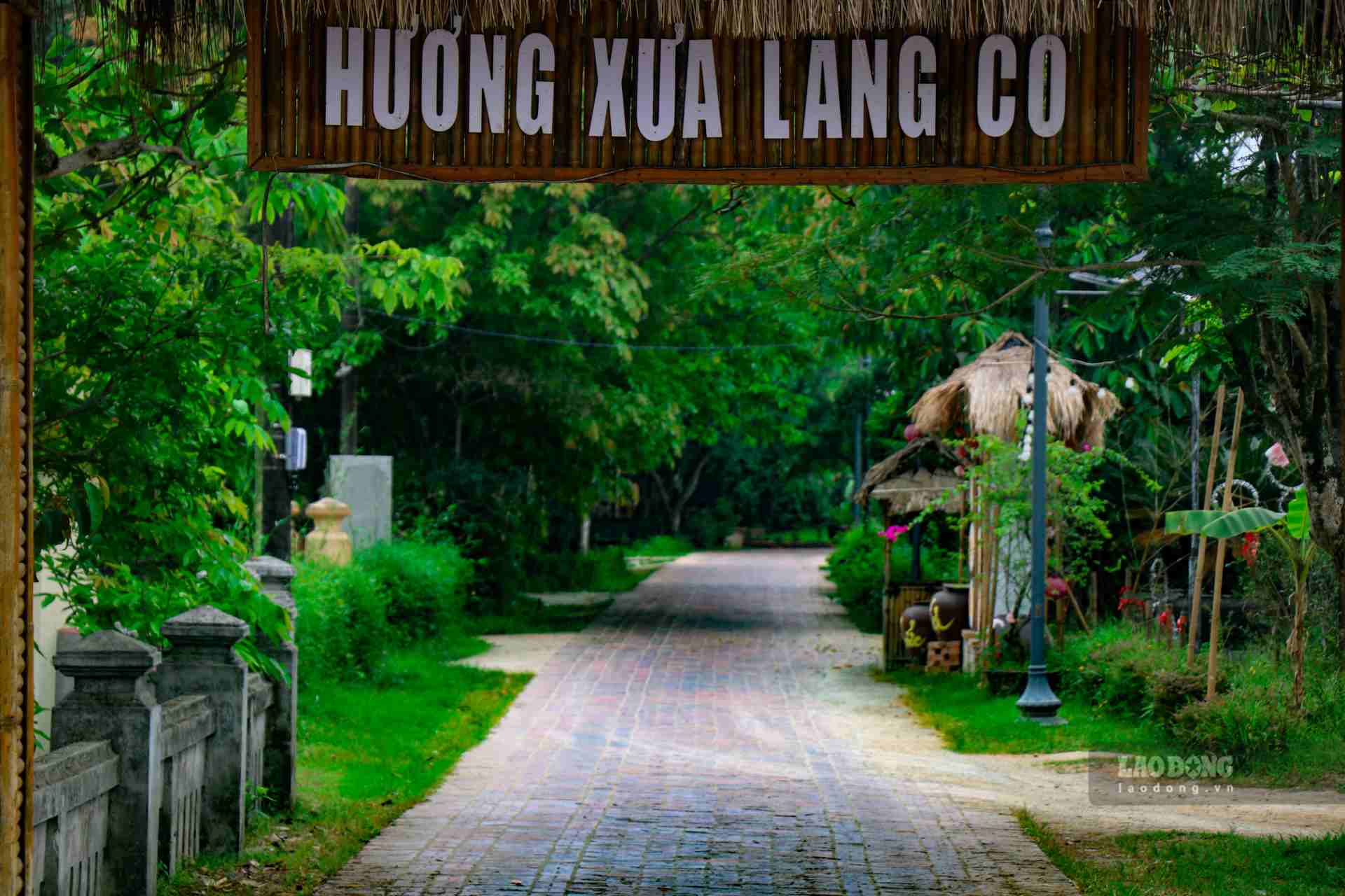 Người dân làng cổ tin rằng, với địa thế này, yếu tố phong thủy đã đem lại vượng khí cho ngôi làng. Cũng trên khúc quanh dòng Ô Lâu, từ xưa đã hình thành nên 12 cửa lò và 12 bến nước.