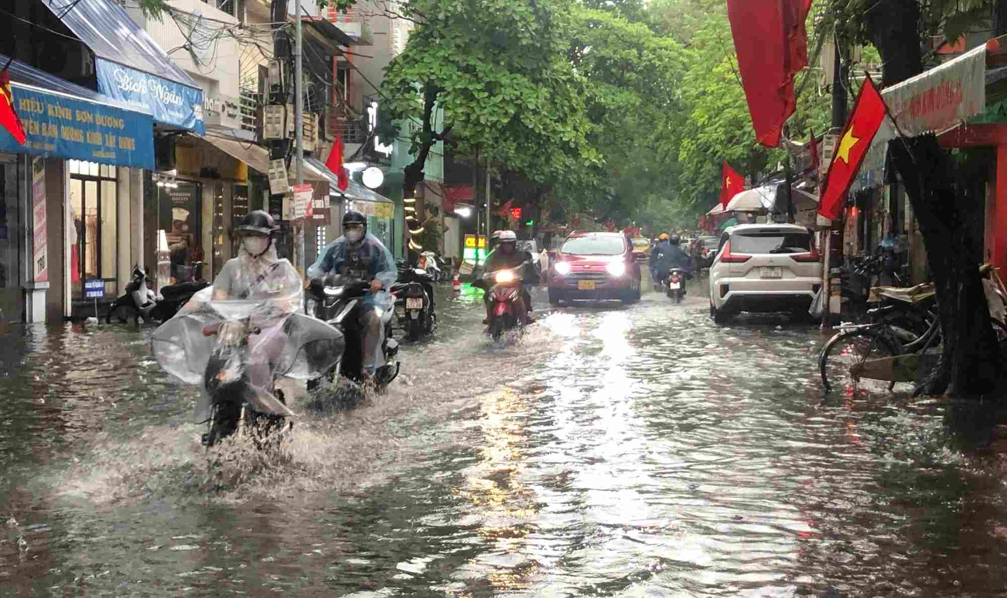 Nhiều đoạn đường Hàng Kênh (quận Lê Chân) cũng ngập nước, khó di chuyển. Ảnh: Thu Hà