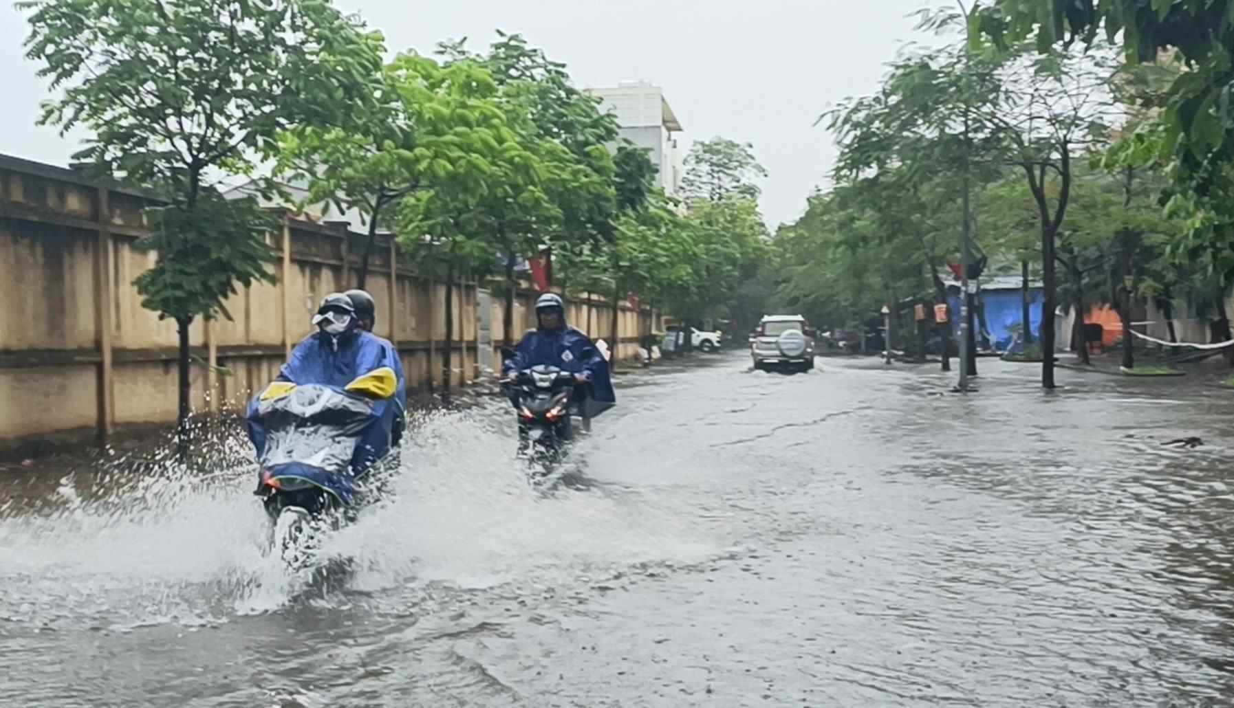 Nhiều tuyến đường khác ở trung tâm Hải Phòng cũng xảy ra tình trạng ngập cục bộ. Trong ảnh là đường Nguyễn Tất Tố - đoạn qua nghĩa trang phường Kênh Dương (Lê Chân) cũng ngập sâu sau trận mưa. 