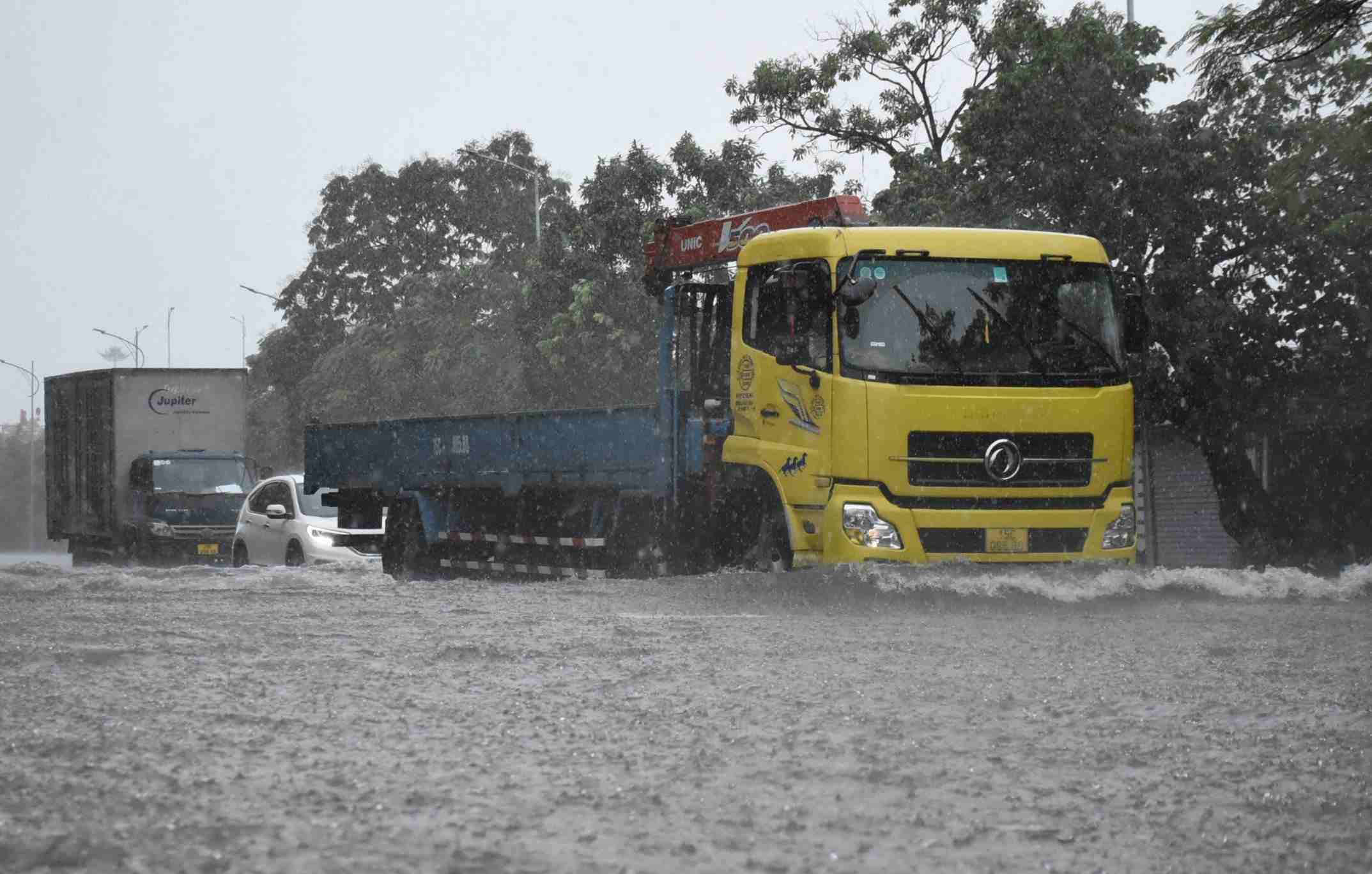 Đường Hùng Vương (quận Hồng Bàng) cũng biến thành sông sau trận mưa như trút nước. 