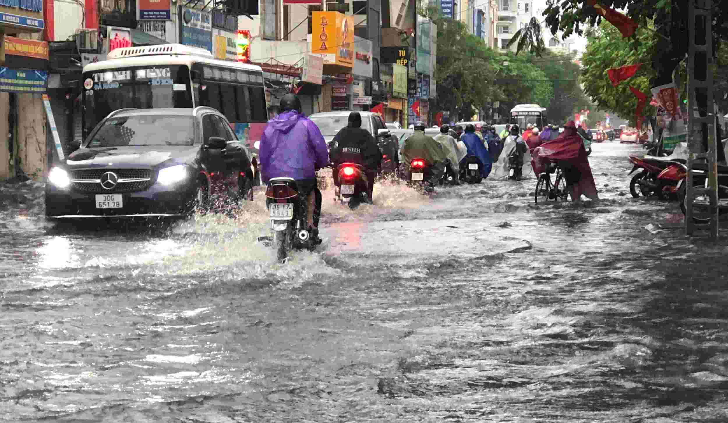 Từ 5h sáng nay, nhiều khu vực ở Hải Phòng xảy ra mưa lớn. Tại trung tâm thành phố, mưa lớn kéo dài khiến nhiều tuyến phố ngập lụt, giao thông khó khăn, nhất là vào thời điểm gần trưa. Ảnh: Thu Hà