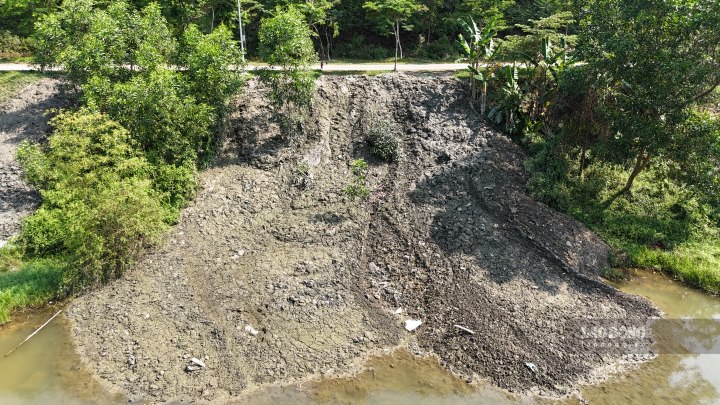 Đã có hơn 2.000m3 bùn thải nạo vét từ công trình thi công hói Phát Lát đổ xuống ao hồ thuộc khu vực xã Thủy Bằng (TP. Huế). Ảnh: Phúc Đạt.