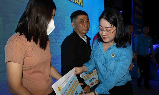 Bà Nguyễn Kim Loan - Chủ tịch LĐLĐ tỉnh Bình Dương trao hỗ trợ cho công nhân lao động có hoàn cảnh khó khăn. Ảnh: Đình Trọng