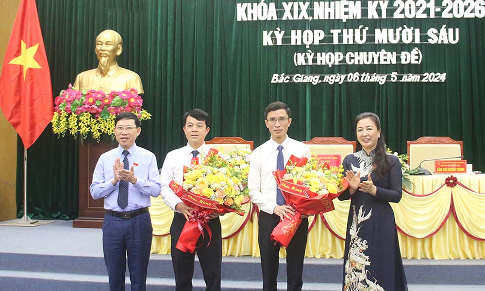 Lãnh đạo tỉnh Bắc Giang chúc mừng các nhân sự vừa được bầu là Ủy viên UBND tỉnh. Ảnh: Vân Anh