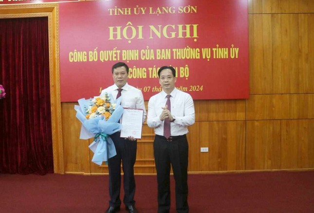 Ông Đinh Đức Chính (bìa trái) nhận quyết định, hoa chúc mừng của lãnh đạo Tỉnh ủy Lạng Sơn. Ảnh: Duy Chiến  