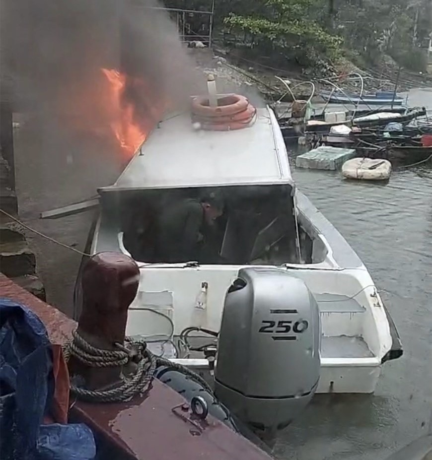 Chiếc cano bị sét đánh trúng gây bốc cháy tại xã Ngọc Vừng, huyện Vân Đồn đầu giờ chiều 6.5. Ảnh do người dân cung cấp