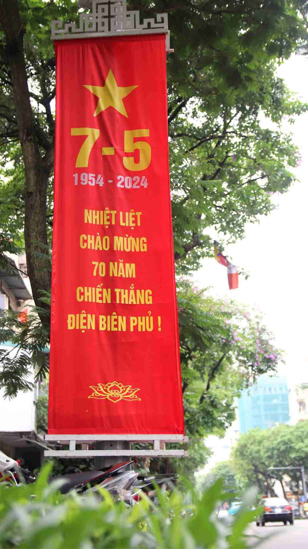 Băng rôn, khẩu hiệu treo đỏ trực trên các tuyến đường của Hà Nội.