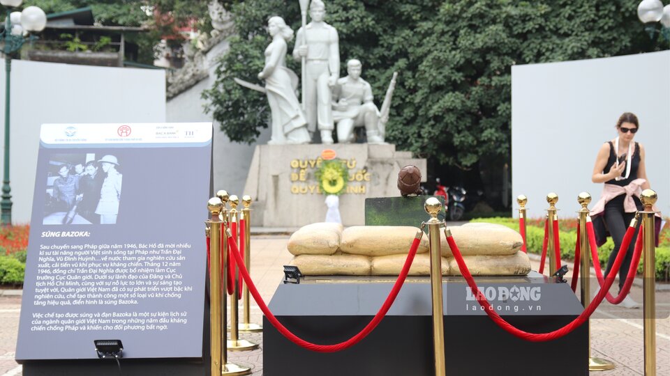 Tại khu vực tượng đài Cảm tử (Hoàn Kiếm, Hà Nội) nhiều hiện vật về chiến dịch Điện Biên Phủ được trung bày.