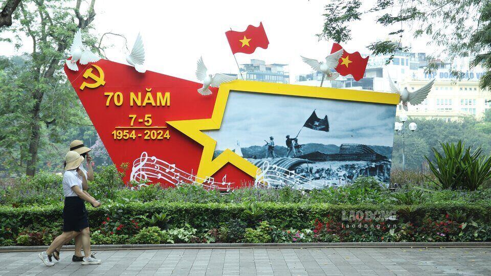 Không chỉ là niềm tự hào của người dân Việt Nam mà những hình ảnh, khẩu hiệu hướng về Chiến thắng Điện Biên Phủ còn được đông đảo khách du lịch chú ý.