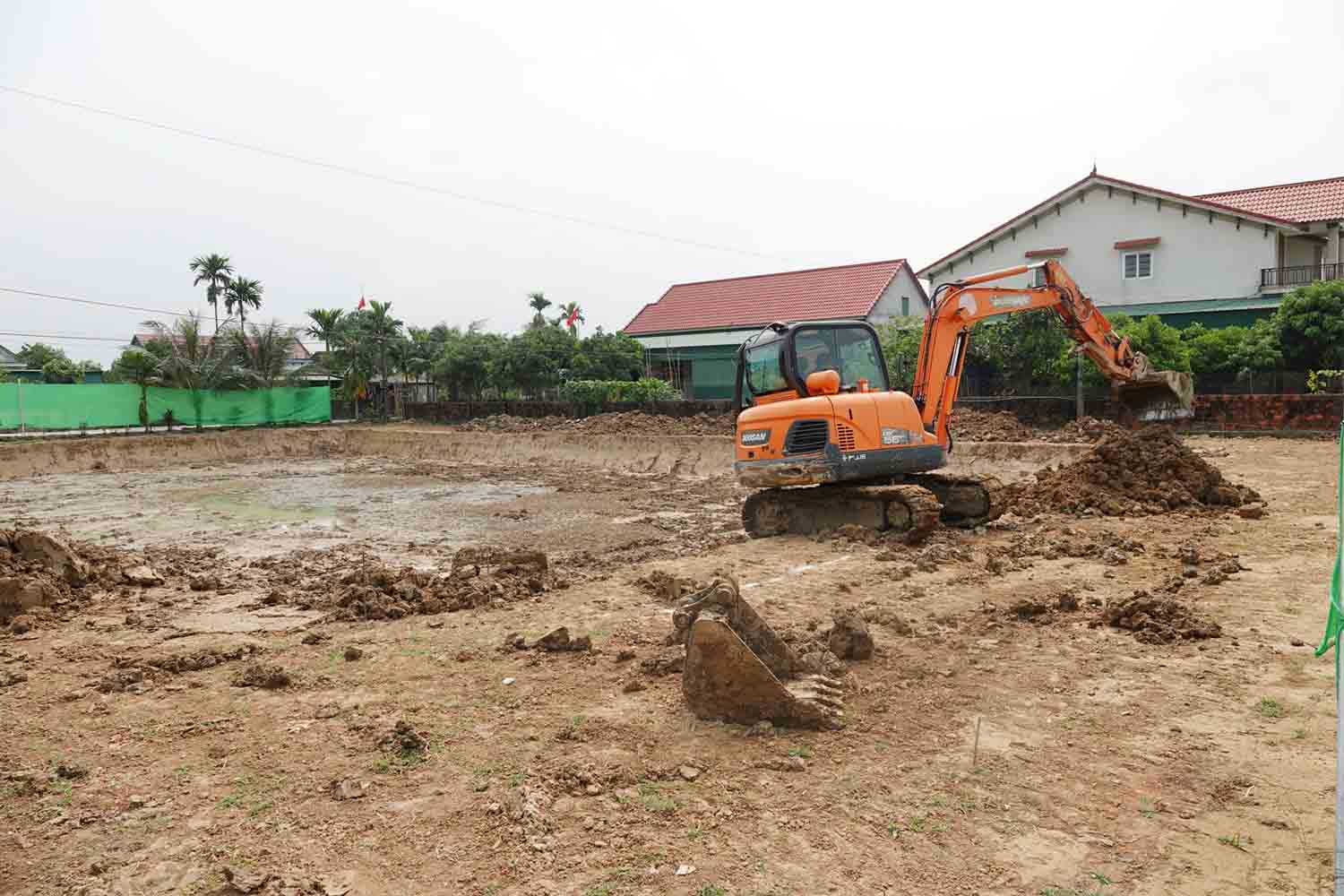 Máy đào đang thi công đào móng để xây dựng công trình lưu niệm Anh hùng lực lượng vũ trang nhân dân Phan Đình Giót tại xã Cẩm Quan. Ảnh: Trần Tuấn.