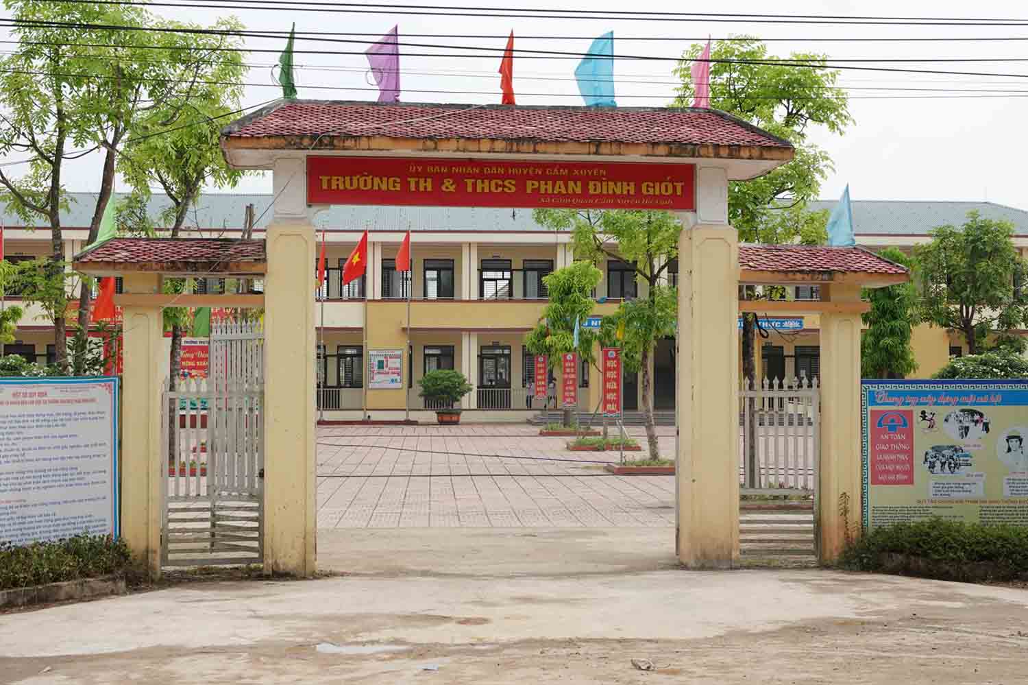 Ngôi trường mang tên Anh hùng Phan Đình Giót ở xã Cẩm Quan. Ảnh: Trần Tuấn.