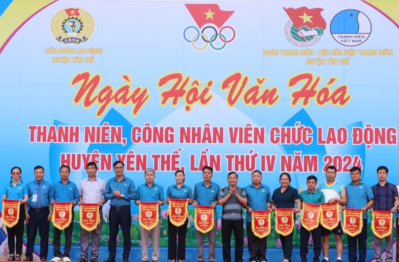 Lãnh đạo Liên đoàn Lao động tỉnh, Liên đoàn Lao động huyện Yên Thế trao cờ lưu niệm tới các đội tham dự ngày hội. Ảnh: LĐLĐ huyện Yên Thế 