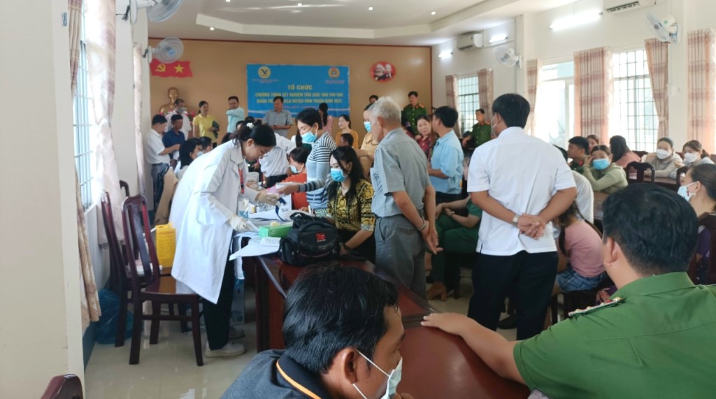 Rất đông đoàn viên, người lao động đến xét nghiệm. Ảnh: LĐLĐ huyện Vĩnh Thuận