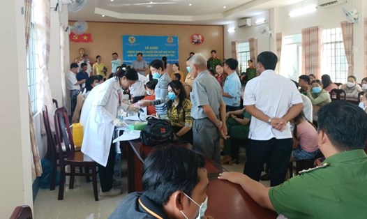 Rất đông đoàn viên, người lao động đến xét nghiệm. Ảnh: LĐLĐ huyện Vĩnh Thuận