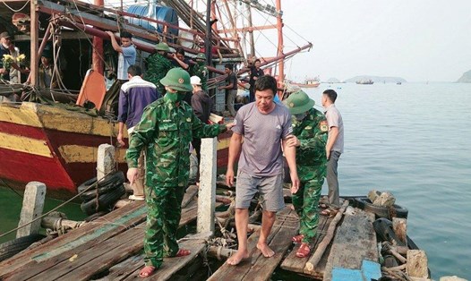 Lực lượng chức năng đưa các ngư dân bị nạn vào bờ. Ảnh: BĐBP Quảng Bình