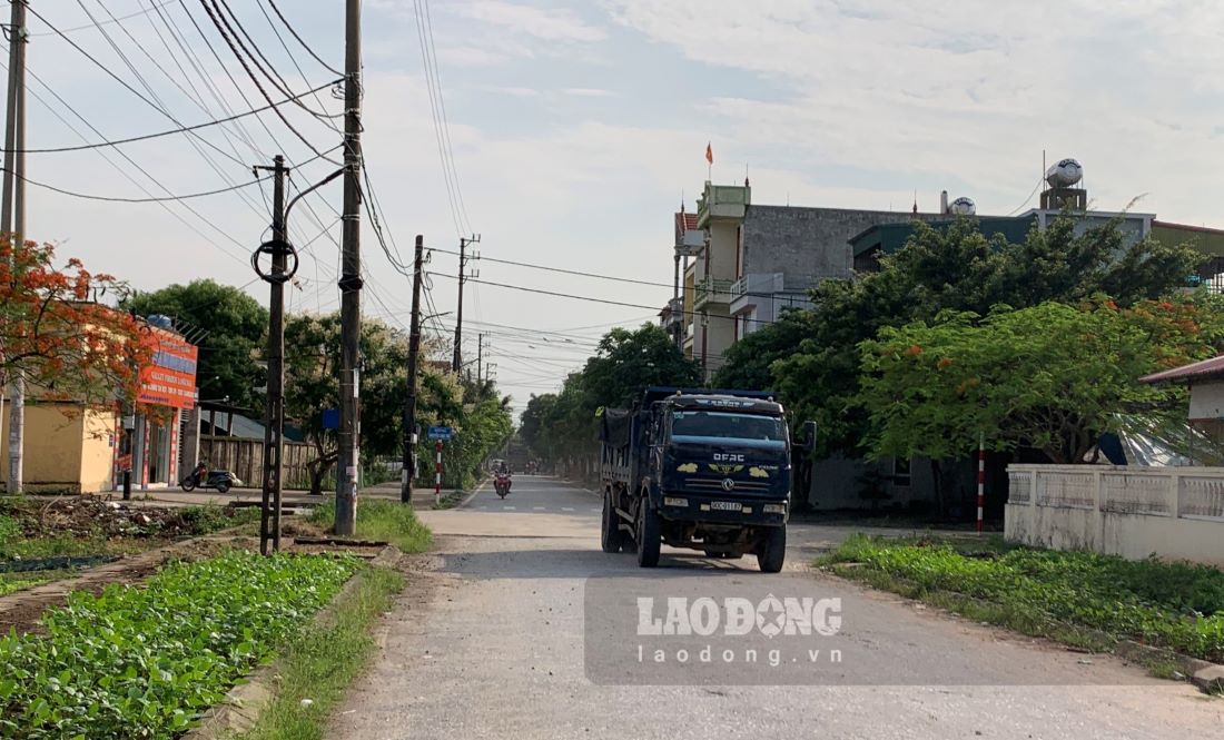 Theo ghi nhận, đơn vị thi công đã chuyển sang chở vật liệu, cát san lấp bằng phương tiện xe tải trọng vừa và nhỏ thay thế cho xe tải trọng lớn. Ảnh: Nam Hồng