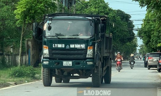Đơn vị thi công san lấp xây dựng hạ tầng khu dân cư Đồng Muỗm (thị trấn Tiền Hải, huyện Tiền Hải, tỉnh Thái Bình) đã chuyển sang chuyên chở vật liệu bằng xe tải trọng nhỏ, 2 chân. Ảnh: Nam Hồng