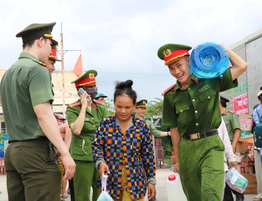 Lực lượng công an mang nước đến cho người dân ở huyện Giang Thành. Ảnh: Tiến Dũng