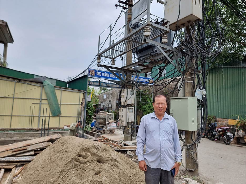 Ông Nguyễn Đình Trị trên mảnh đất cho mượn để điện lực xây trạm biến áp hơn 20 năm qua. Ảnh: Quang Đại