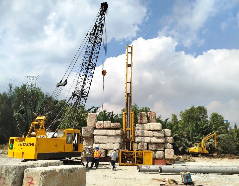 Nhà thầu triển khai máy móc thi công cầy Kỳ Hà 4 thuộc dự án nút giao Mỹ Thủy.  Ảnh: Minh Quân